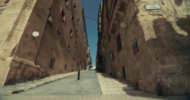 Malta 'nın Valletta adasındaki turistik eski sokakların mimarisi. Akdeniz şehrinin tarihi caddelerinin Uban manzarası. Yüksek kalite 4k görüntü