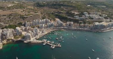 Akdeniz Kıyı Kenti ve Bağlı Yatlar Avrupa 'da Seyahat ve Turizm İçin ideal olan Bugibba Malta Marina Manzarası. Yüksek kalite 4k görüntü