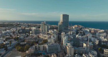 St. Julians Malta Kuş Gözü Modern High-Rises Caddeleri ve Akdeniz Kıyısı Boyunca Trafik Avrupa 'da Birincil Seyahat Noktası. Yüksek kalite 4k görüntü