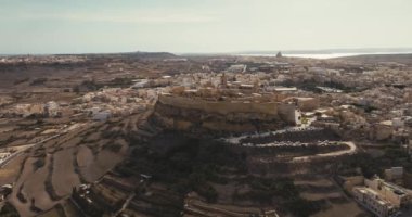 Malta 'nın Gozo adasındaki Rabat Victoria Kalesi' nin havadan görünüşü. Tarihi bir Akdeniz şehrinin Mch arazisindeki bir dağın tepesindeki antik bir kale. Yüksek kalite 4k görüntü