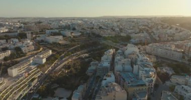 St. Julians Malta 'da günbatımının hava manzarası. Akdeniz 'deki bir adanın kentsel peyzaj mimarisi. Yüksek kalite 4k görüntü