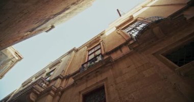 Tarihsel Mimarlık ve Turist Keşfi İçin İdeal Güzel Evler içeren Malta Adası 'ndaki Mdina kentsel manzarası. Yüksek kalite 4k görüntü