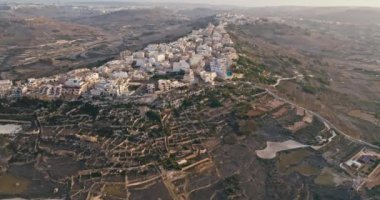 Gozo Malta 'nın Zebbug adasının hava manzarası. Deniz kıyısında tarihi caddeleri olan bir Akdeniz şehrinin mimarisi. Yüksek kalite 4k görüntü