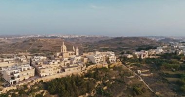 Zebbug Gozo 'daki Parish Kilisesi ve Antik Sokaklar Büyüleyici Hava Görüntüsü Malta Tarihi Akdeniz Büyüsünü Ele Geçiriyor. Yüksek kalite 4k görüntü