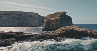 Malta 'nın Gozo adasındaki Mantar Kayası deniz manzarası. Akdeniz 'de kayalara ve taşlara vuran deniz dalgaları, güzel doğa ve turistik manzaralar. Yüksek kalite 4k görüntü