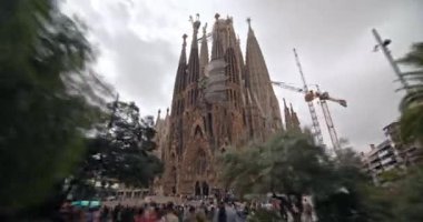 Barcelona 'daki Sagrada Familia Tapınağı' nın hareket zamanı. Katalonya 'nın merkezindeki tarihi tapınağın Gotik mimarisi, turizm ve İspanya' da seyahat. Yüksek kalite 4k 