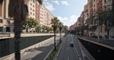 Katalonya 'nın Kalbinde Barselona Trafiği ve Şehir Hayatı Tarihi Mimari ve Meşhur Turist Yerlerini Gösteriyor. Yüksek kalite 4k görüntü