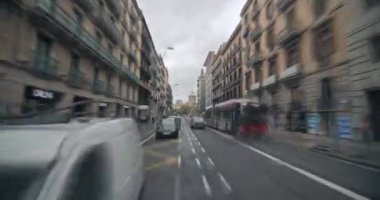Vibrant Katalonya İspanya 'sında Tarihi Mimarlık ve Turistik Sıcak Noktaların yer aldığı Barselona Caddelerindeki Trafik ve Şehir Yaşamındaki Hareket Süresi Hızı. Yüksek kalite 4k görüntü