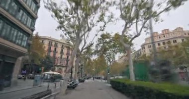 Barcelona 'nın şehir manzarasının hareket zamanı. Tarihi turizm mimarisi, turist trafiği olan güzel sokaklar. Seyahat ve eğlence. Yüksek kalite 4k görüntü