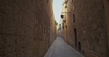 Mdina 'nın büyüleyici şehir manzarasını Picturesque Stone Streets ve Akdeniz Turist Cenneti' ndeki Güzel Mimari ile yaşayın. Yüksek kalite 4k görüntü
