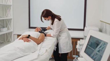 Güzellik uzmanı kozmetolojide bir kadına güzellik iğnesi yapar. Yumuşak kırışıklıkları önemsemek, kozmetolojide kaldırma. Yüksek kalite 4k görüntü