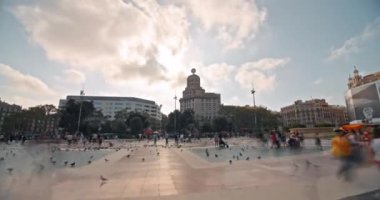 Barcelona 'nın şehir manzarasının hareket zamanı. İspanya 'da bir Avrupa şehrinin merkezinde turist meydanı, şehir manzarası. Yüksek kalite 4k görüntü