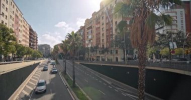 Barcelona 'da şehir ve araba trafiği. Şehir manzarası, bir Avrupa turizm şehrinin güzel mimarisi. Yüksek kalite 4k görüntü