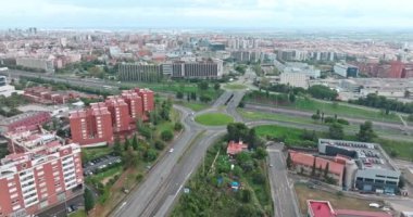 Barcelona Karayolları ve Güzel Şehir Mimarisi ile Trafik ve Katalonya 'da Dinamik Şehir Manzarası. Yüksek kalite 4k görüntü
