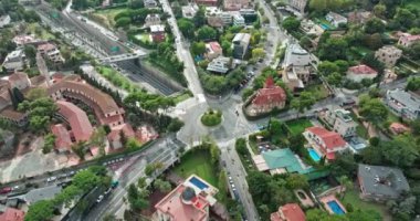 Barselona yollarındaki trafiğin havadan görüntüsü. Toplu taşımacılık ve arabalar, Avrupa 'nın bir turizm şehrinin kentsel manzarasının mimarisinde daireler çiziyor. Yüksek kalite 4k görüntü
