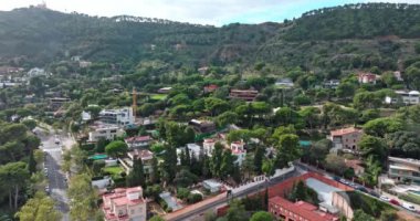 Barcelona Caddelerinin Kentsel ve Tarihsel Mimarisi, Katalonya 'da Turist Simgelerini ve Vibrant Şehir Yaşamını Gösteriyor. Yüksek kalite 4k görüntü