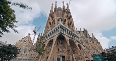 İspanya Katalonya Bölgesi 'ndeki Barcelona Iconic Turist Katedrali' nde La Sagrada Familia 'nın Görkemli Mimarisini keşfetmek. Yüksek kalite 4k görüntü
