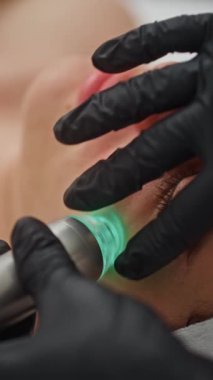 Modern bir kaplıca ortamında yüz temizleme suyu ve gençleştirme için güzellik prosedürü hidratlaştırma cihazı kullanılıyor. Yüksek kalite 4k görüntü