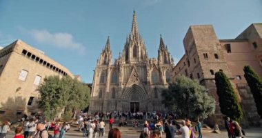 Santa Cruz Katedrali ve Santa Eulalia Barselona. İspanya 'nın turistik kentsel manzarasındaki katedralin tarihi mimarisi. Yüksek kalite 4k görüntü