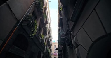İspanya 'nın tarihi sokakları ve Barcelona İkonik Mimarisinin şehir manzarası. Yüksek kalite 4k görüntü