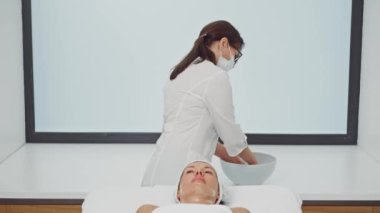 Güzellik enjeksiyonlarından önce bir kadının yüzünü temizlemek modern estetik kliniğinde profesyonel cilt bakımına hazırlanmak. Yüksek kalite 4k görüntü
