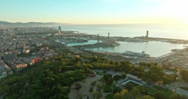 Barcelona Limanı ve Akdeniz Sahil Kenti ve Embankment 'in Gündoğumu Hava Manzarası. Yüksek kalite 4k görüntü
