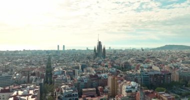 Hava manzaralı Sagrada Familia Barcelona. Katalonya İspanya 'nın tarihi turizm şehri kentsel mimarisinin güzel katedrali. Yüksek kalite 4k görüntü