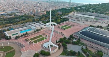 İspanya 'nın Katalonya kentindeki Barcelona Spor Salonu' ndaki Olimpiyat Stadyumu 'nun havadan görünüşü. Yüksek kalite 4k görüntü