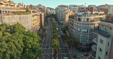 Barcelona 'nın tarihi caddeleri. Şehir merkezinin havadan görünüşü ve Katalonya, İspanya mimarisi. Yüksek kalite 4k görüntü