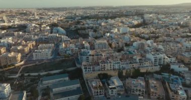 St. Julians Malta 'da hava manzaralı şehir manzarası. Akdeniz 'deki bir adadaki şehir bölgelerinin manzarası. Yüksek kalite 4k görüntü