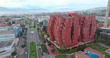 Modern Marvel Walden Yedi Apartmanı, Barselona İspanya 'da Eşsiz Tasarım Vibrant Mimarisi ve Şehir Zarafeti' nin yer aldığı Havadan Bakış Apartmanı 'nda Yakalandı. Yüksek kalite 4k görüntü