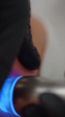 Cihazla yüz bakımı için makro video güzellik prosedürleri. Klinikteki profesyonel bir kozmetolojistten kozmetik prosedürleri. Yüksek kalite 4k görüntü