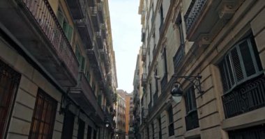 Barcelona sokaklarının mimari şehir manzarası. Katalonya İspanya kentsel manzarasının turizm merkezindeki tarihi binalar. Yüksek kalite 4k görüntü