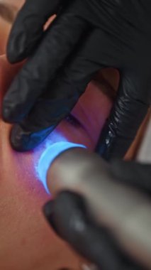 Profesyonel Kozmetik Uzmanı Güzellik Spa 'sında Kadın Yüzü Temizleme ve Sıvı Temizleme Üzerine Temizlik Yapıyor. Yüksek kalite 4k görüntü
