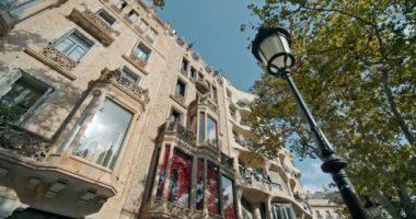 Casa Battlo Barcelona 'nın güzel mimarisi. Amalie turist binalarının ve İspanyol kentsel sanatının bulunduğu Katalan şehir merkezi. Yüksek kalite 4k görüntü