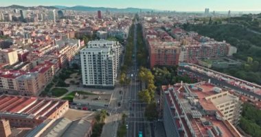 Barcelona 'da Sunset' te trafik vardı. İspanya 'nın Katalonya kentindeki Yollar ve Sokaklar Vibrant Şehir Manzarası. Yüksek kalite 4k görüntü