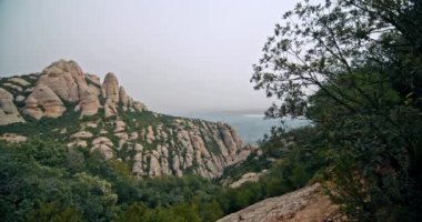 Montserrat Dağı Barselona Katalonya 'sında yürüyüş. Yüksek kalite 4k görüntü