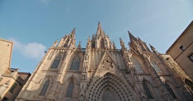 Santa Cruz Katedrali ve Santa Eulalia Barselona. Katalonya İspanya 'nın turistik şehir manzarasındaki gotik katedralin tarihi mimarisi. Yüksek kalite 4k görüntü