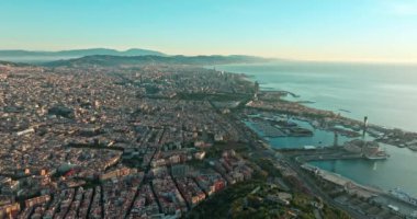 Barcelona Limanı 'nın Hava Gündoğumu Manzarası ve Sabah Işığında Sahil Kenti Manzarası. Yüksek kalite 4k görüntü