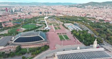 Şehir Manzarası 'ndaki Katalonya Iconic Sports Arena' daki Barcelona Olimpiyat Stadyumu 'nun havadan görünüşü. Yüksek kalite 4k görüntü