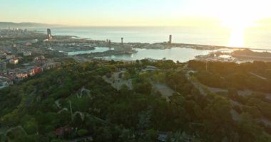 Barcelona 'da güneş doğarken kıyı şeridi ve limanın havadan görüntüsü. Akdeniz 'in seddi, gün doğumunda güzel bir şehirde. Yüksek kalite 4k görüntü