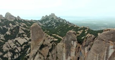 Montserrat Dağı 'nın Catalonia' daki hava manzarası. Dağların tepesindeki kayalar Barcelona 'nın doğa manzarasındaki sıradağlardır. Yüksek kalite 4k görüntü