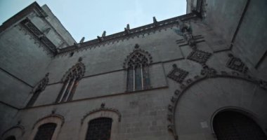 Barcelona, İspanya 'daki Gotik Mahallesi' nin havadan görünüşü: Tarihi sokaklar, ortaçağ mimarisi, büyüleyici cepheler ve Katalonya 'nın eski kasabasındaki turistik yerler. Yüksek kalite 4k görüntü