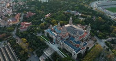 Barcelona Katalonya Havacılık Ulusal Sanat Müzesi. İspanya 'nın Katalan kentindeki turistik noktaların tarihi mimarisi. Yüksek kalite 4k görüntü