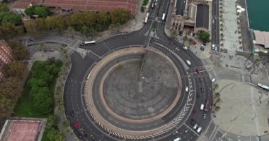 Yukarıdan Barcelona: Placa de les Drassanes 'in havadan görünüşü, işlek otoyolun görüntüsü, limandaki tekneler ve İspanya' nın güzel kıyı manzarası. Yüksek kalite 4k görüntü
