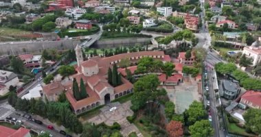 Barcelona 'daki Manastır de la Encarnacion' un havadan görünüşü. Kilise hücreleri, İspanya 'nın eski manastırı ve turistik noktaları. Yüksek kalite 4k görüntü
