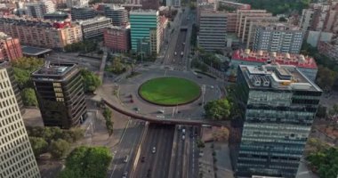 Barcelona 'nın hava trafiği görüntüsü. Katalonya İspanya 'nın şehir merkezindeki kavşakta araba trafiği. Yüksek kalite 4k görüntü