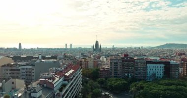 Sagrada Familia Barcelona 'nın havadan görünüşü. Katalonya 'daki turistik sokaklar, İspanya' daki bir şehir manzarasının tarihi mimarisi. Yüksek kalite 4k görüntü