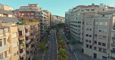 Barcelona şehir merkezindeki tarihi binalar ve caddelerin hava manzarası, Katalonya, İspanya 'daki Manzarası. Yüksek kalite 4k görüntü