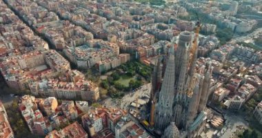 Hava manzaralı Sagrada Familia Barcelona. Katalonya, İspanya 'da bir turist kasabasının şehir manzarasındaki güzel Gotik katedral mimarisi. Yüksek kalite 4k görüntü